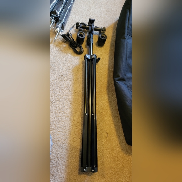 Cowboy Studio Lighting Kit 2 adjustable tripods 80" tall,  8 umbrellas & carryin - Picture 11 of 13